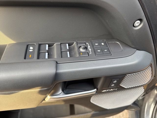 2023 Land Rover Defender X-Dynamic SE